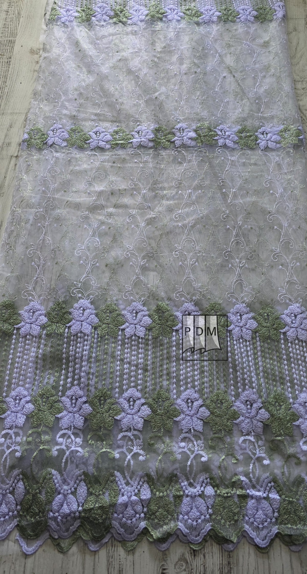 Perdea tulle brodat, alb, broderie cu trandafiri ,alb/verde (disponibil 1 buc× 3 m + 1 buc× 5 m) imagine 2